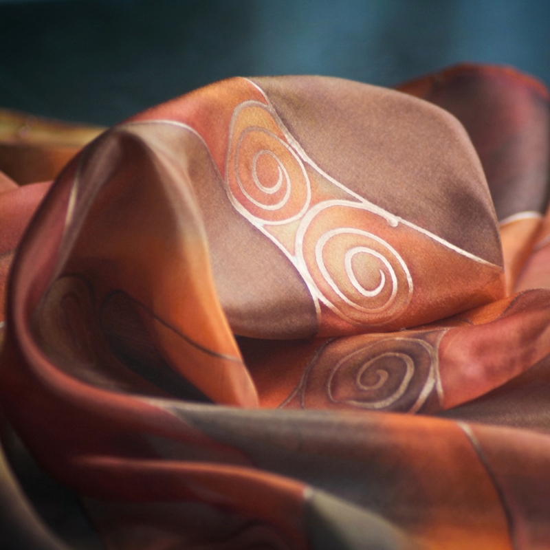 Hedvábný šátek - Bronzové spirálky