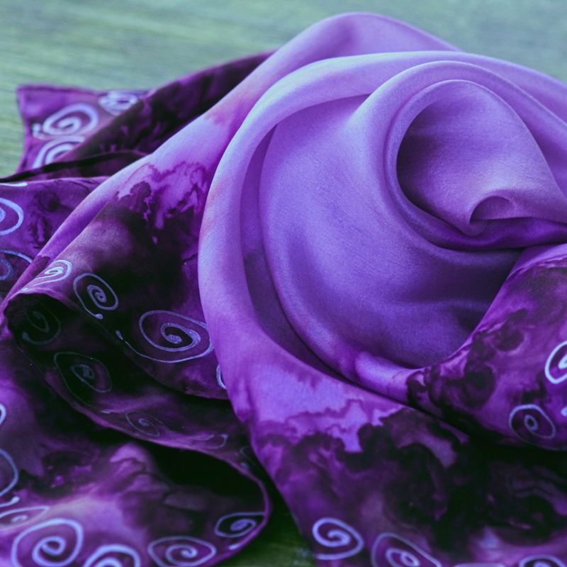 Hedvábný šátek - Fialový se spirálkami