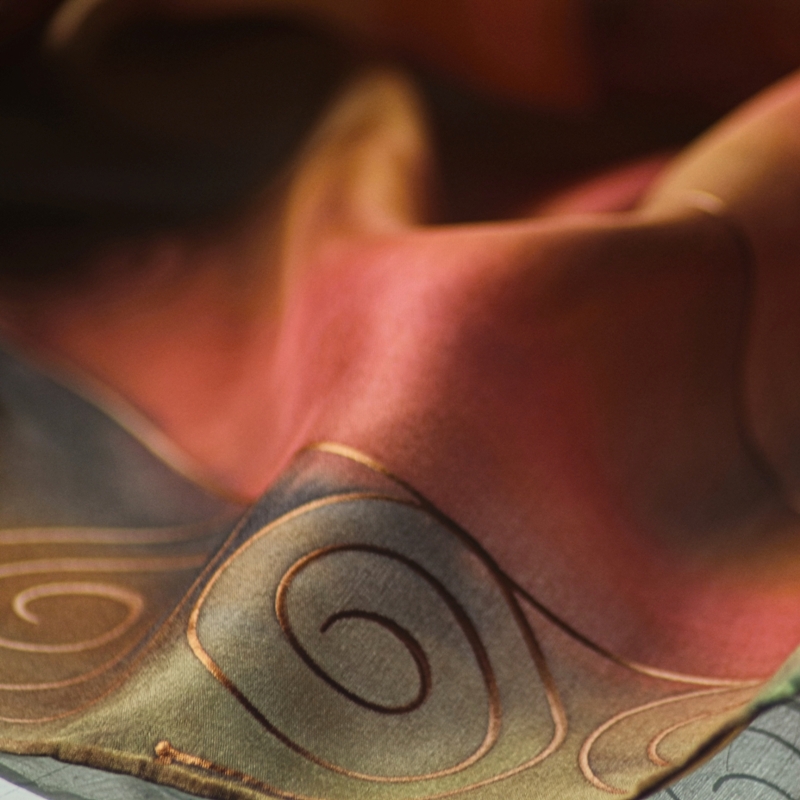 Hedvábný šátek - Bronzové spirály