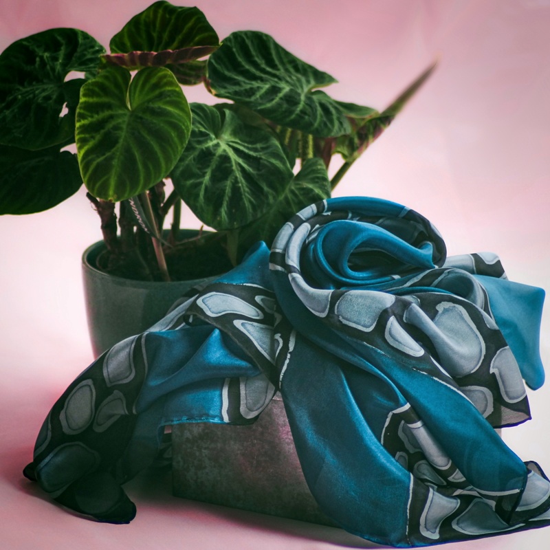 Hedvábný šátek - Šedo petrolejové oblázky