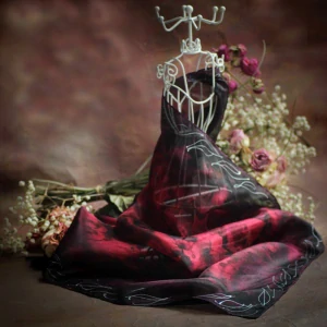 Hedvábný šátek - Černo cyklámenový mramor