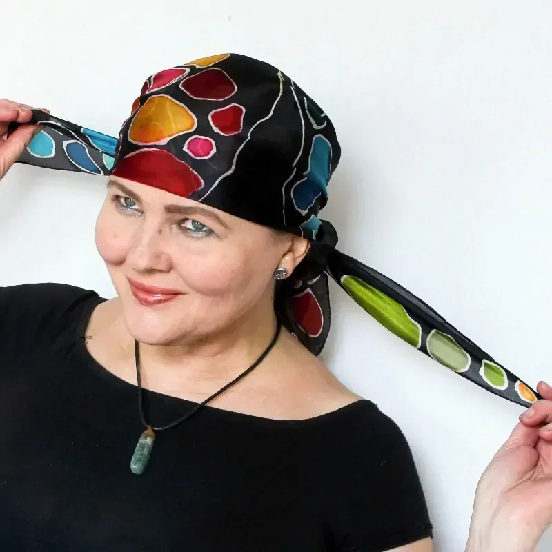 Hedvábný šátek - Pestrý svět