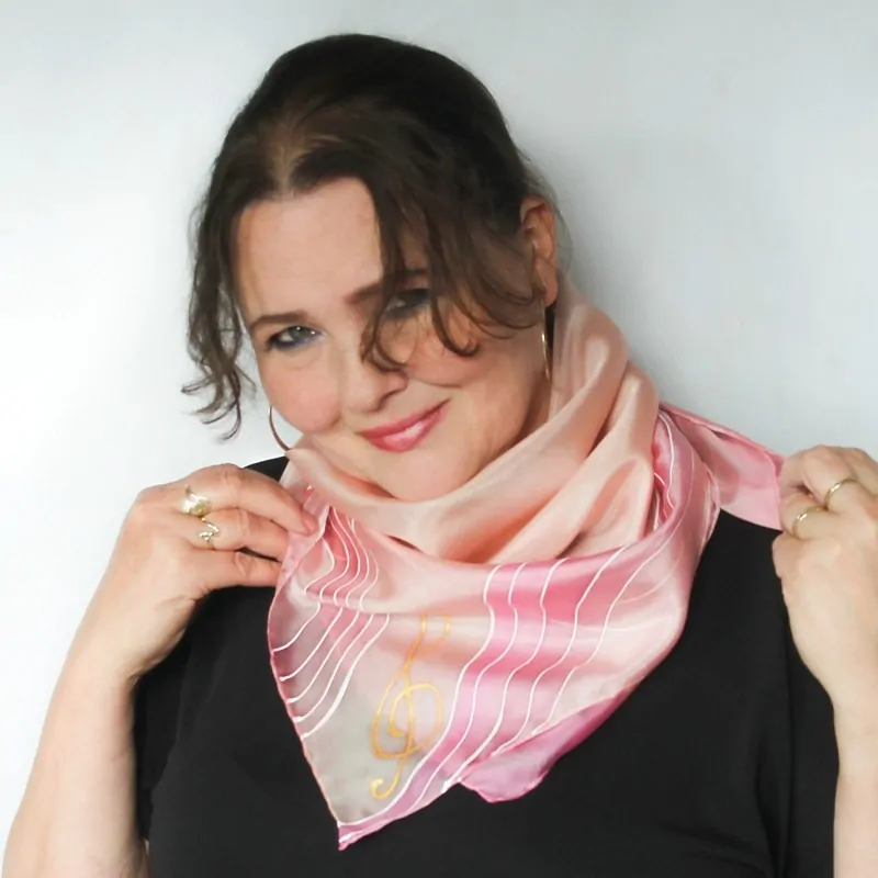 Hedvábný šátek - Pudrový s notami