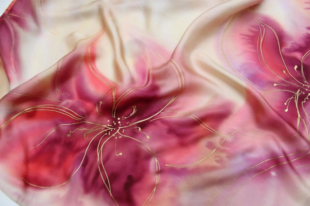 Hedvábný šátek - Rubínové květy