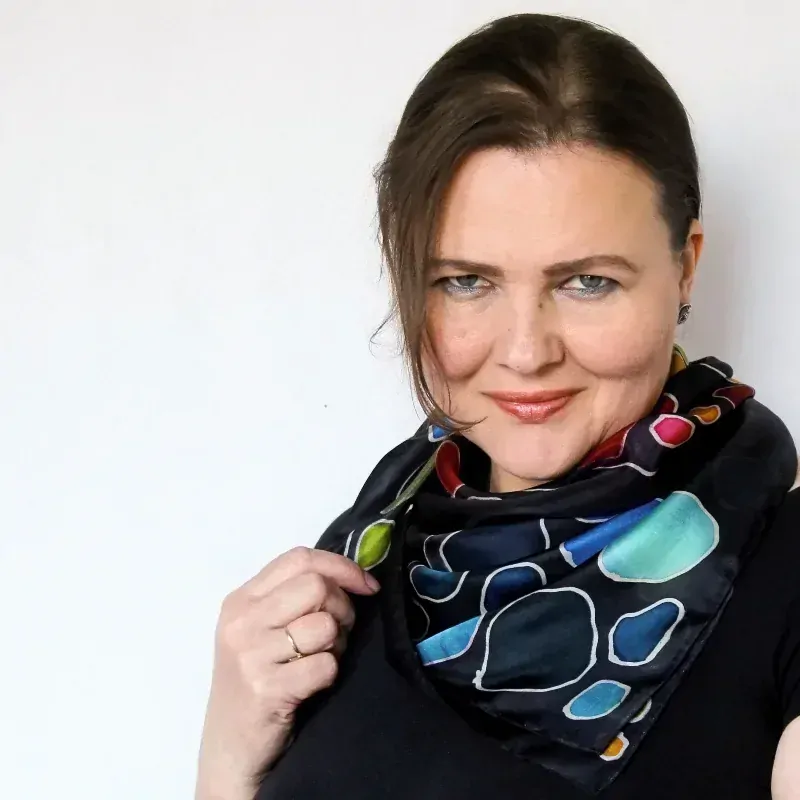 Hedvábný šátek - Pestrý svět