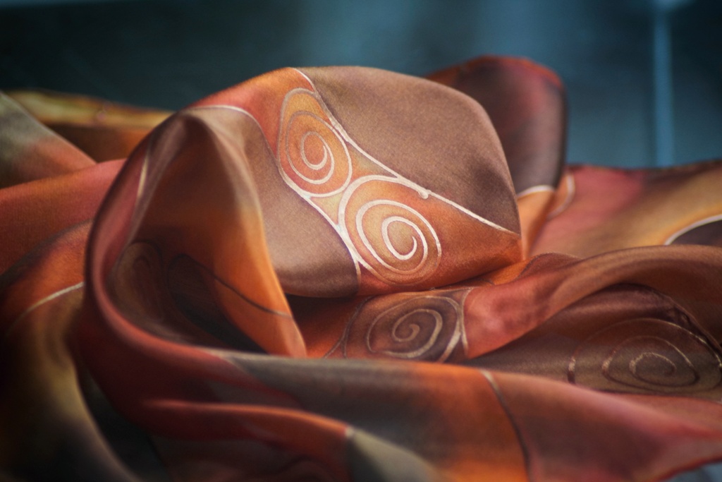 Hedvábný šátek - Bronzové spirálky