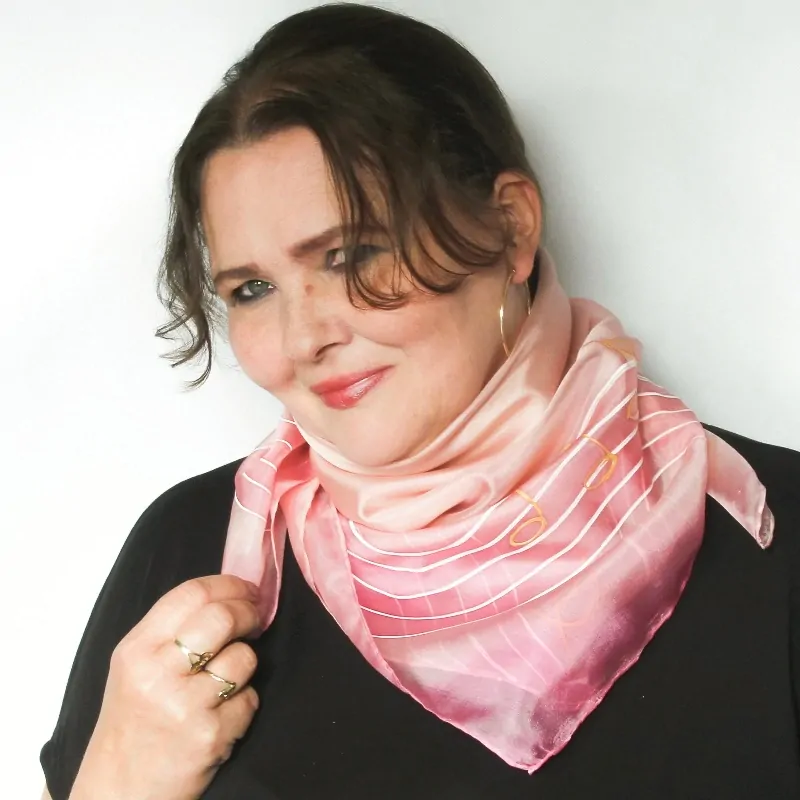 Hedvábný šátek - Pudrový s notami