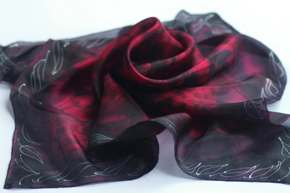 Hedvábný šátek - Černo cyklámenový mramor