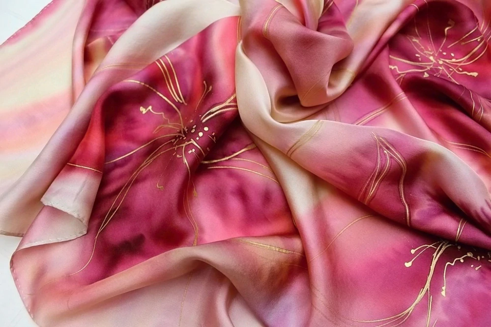 Hedvábný šátek - Rubínové květy