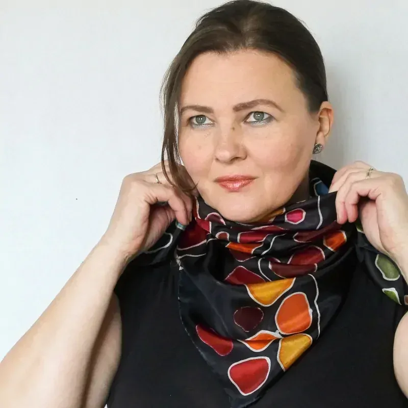 Hedvábný šátek - Pestrý svět