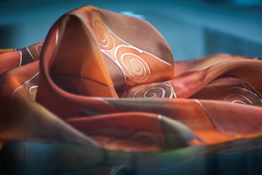 Hedvábný šátek - Bronzové spirálky