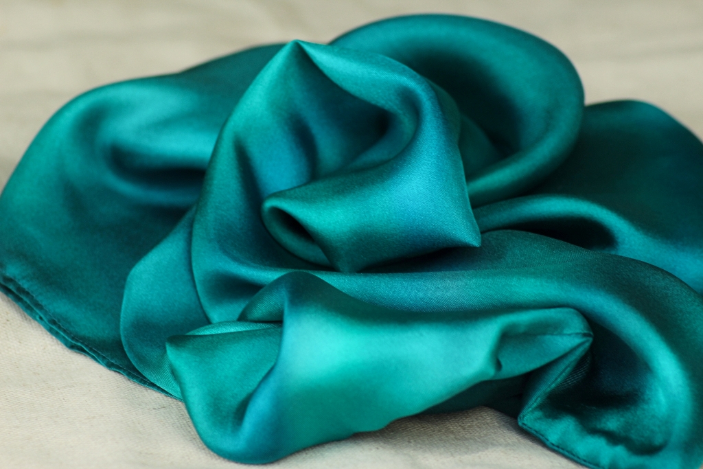 Hedvábný nákrčník - Smaragdy a petrolej