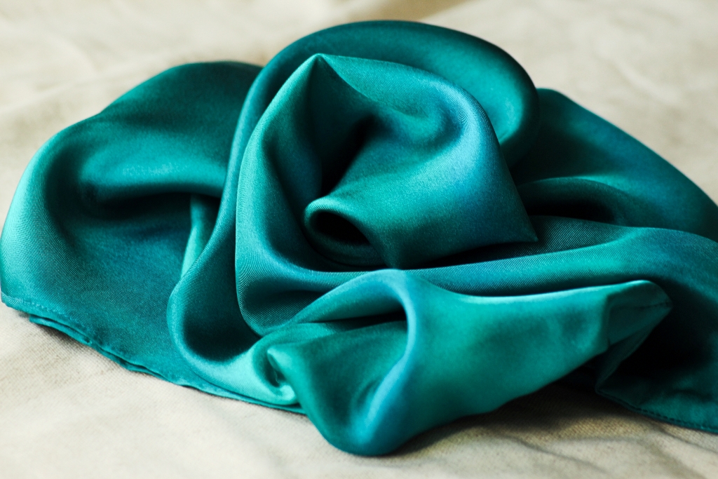 Hedvábný nákrčník - Smaragdy a petrolej