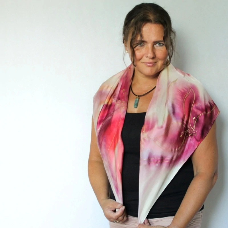 Hedvábný šátek - Rubínové květy