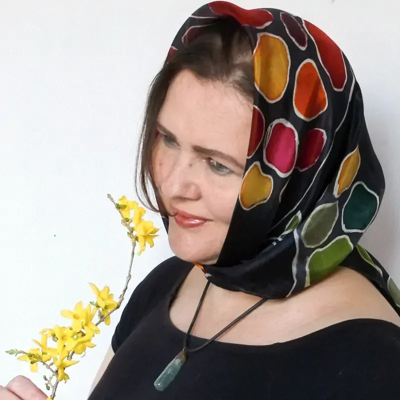 Hedvábný šátek - Pestrý svět