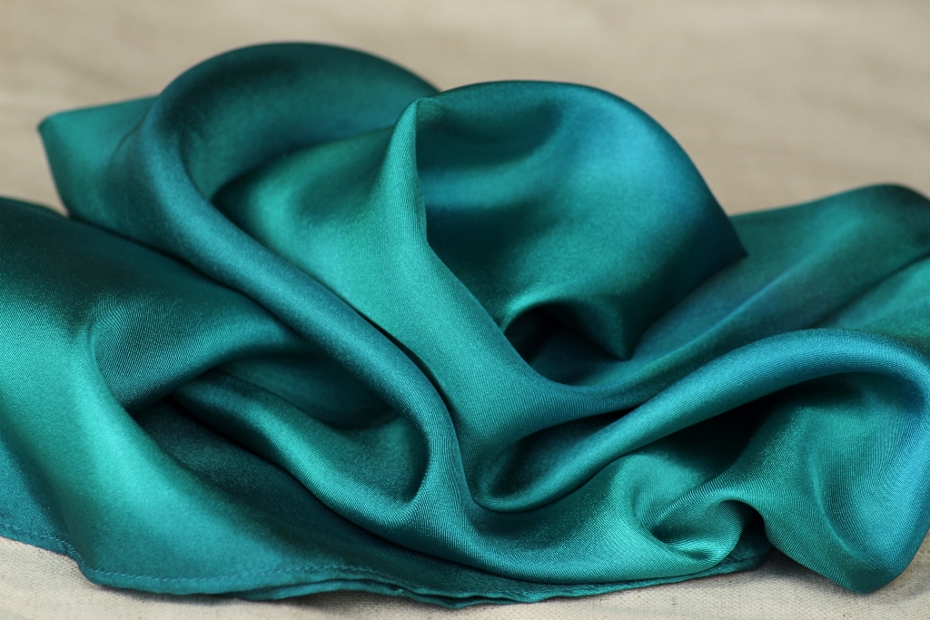 Hedvábný nákrčník - Smaragdy a petrolej