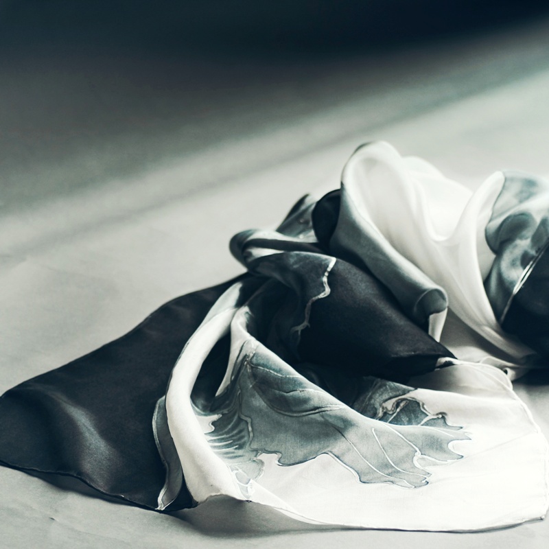 Hedvábný šál - Black and white iris