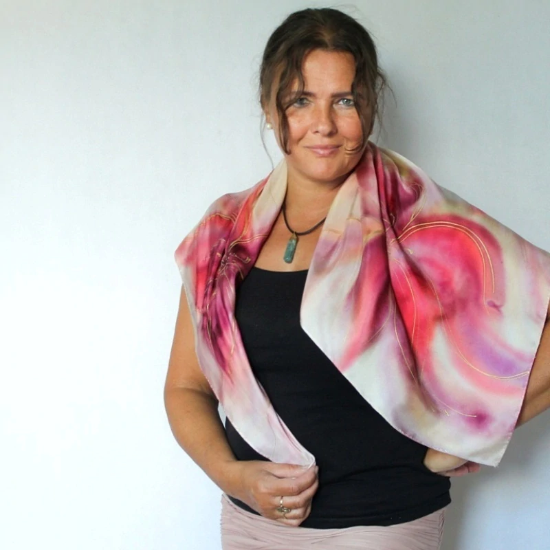 Hedvábný šátek - Rubínové květy