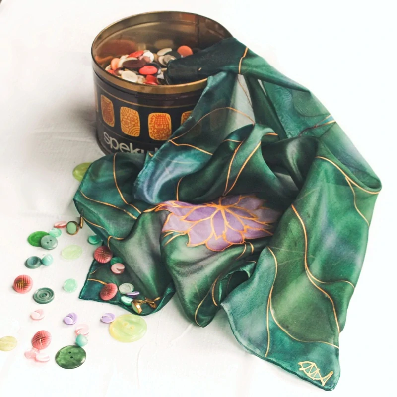 Hedvábný šátek - Zelenofialový kvítek