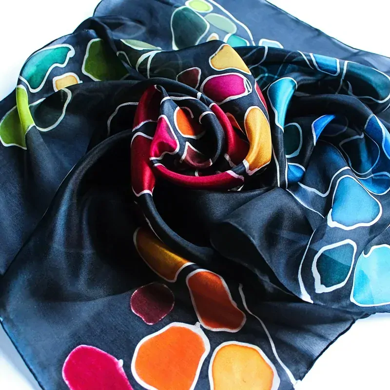 Hedvábný šátek - Pestrý svět