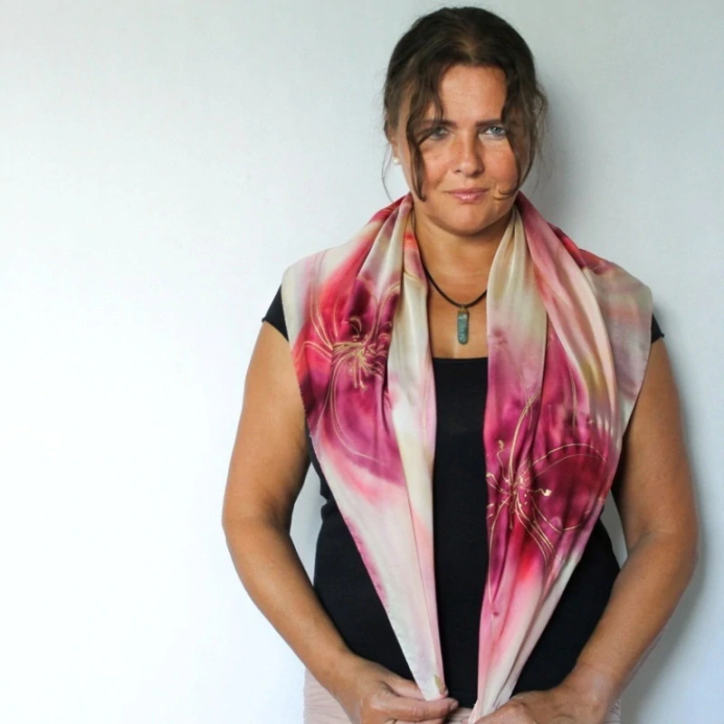 Hedvábný šátek - Rubínové květy